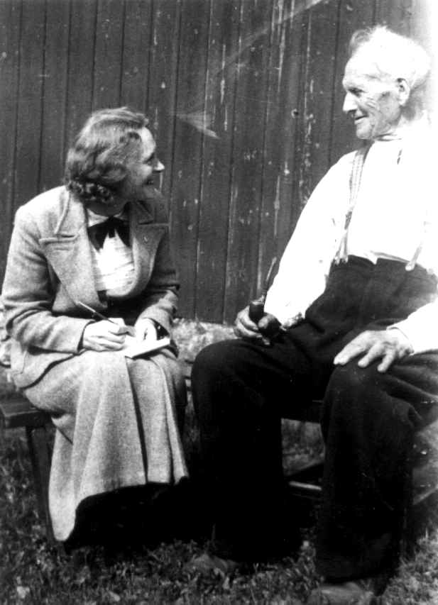 Anna Grostøl intervjuer Terje O. Austenaa, født 1841. Tovdal 1936. Foto: Norsk Folkemuseum.